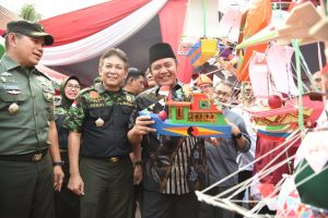 Herman Deru Beli Mainan Telok Abang Buat Cucu Tercinta  