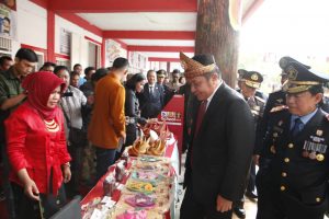 Gubernur Bantu Pasarkan Hasil Kerajinan Anak-Anak LP Pakjo