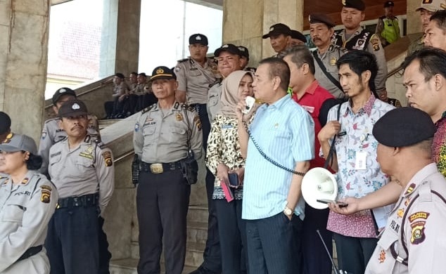 H Chairul S Matdiah Turun Langsung Temui Pendemo