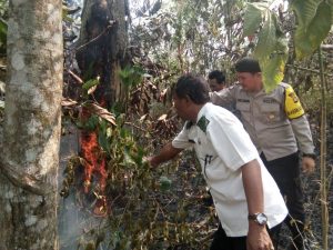 Bersama Warga, Camat Gumay Talang Turun Tangan Padamkan Kobaran Api
