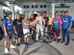 Ketua Umum (ISSI) Kabupaten Lahat Serah Kan Empat Sepeda Balap Kepada Atlet Sepeda Lahat