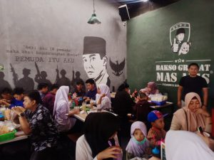 Hanya Rp 18.500, Bisa Makan Dua Porsi Bakso Granat Mas Azis