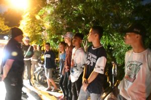 Gelar Operasi Gabungan Warga Kedapatan Asik nongkrong di berikan Pembinaan