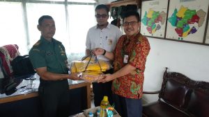 Cegah Virus Corona, Pemimpin Bank Sumsel Babel Lahat Serahkan Bantuan 50 Pasang Sepatu Boots ke Kodim 0405 Lahat