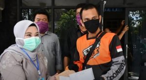 Ketua TP-PKK Salurkan Bantuan Masker Ke Posko Pemantau