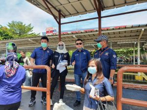 Nasdem Bagi Nasi dan Hensenitizer di Pasar km 5