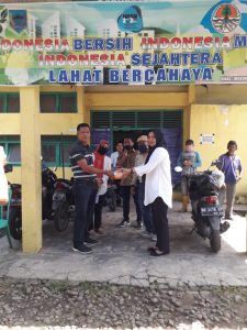 Antisipasi Covid-19 DLH Lahat bagikan 500 Masker dan 200 Sarung tangan ke Petugas Kebersihan
