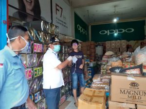 Bupati Lahat beserata Ormas Gemacita dan PWI bagikan masker ke warga Lahat