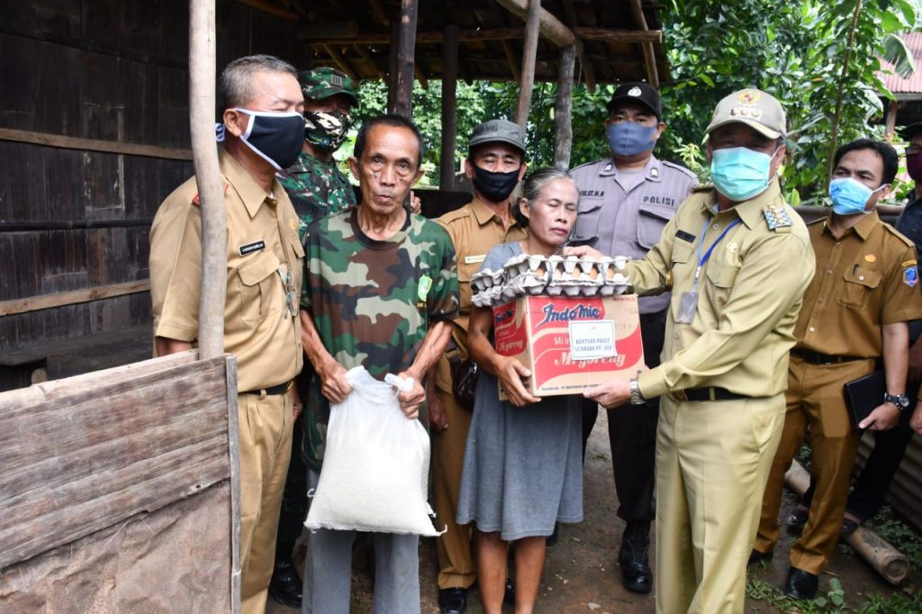 Bupati Lahat Cikujang, SH berikan bantuan Sembako ke masyarakat Pra Sejahtera di Merapi Timur