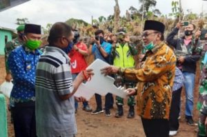 Wakil Bupati Lahat Serahkan Secara Simbolis 10 Unit Rumah Korban Banjir Bandang