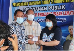 Bupati Lahat Tinjau Pedagang Saat di Vaksin