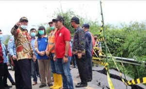 Bupati Lahat Bersama Ketua DPRD Lahat Tinjau Lokasi Jalan amblas Lubuk Sepang