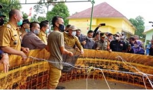 Cik Ujang Bupati Lahat Hadiri Panen Perdana Ikan Lele Desa Payo Kecamatan Merapi Barat