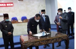 Bupati Lahat Hadiri Sidang LPJ APBD Lahat Di Gedung DPRD Lahat
