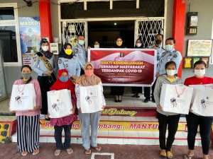  ‘Kumham Peduli, Kumham Berbagi’,  Rupbasan Palembang Bagikan Bansos Pandemi Covid-19 Kepada Masyarakat   