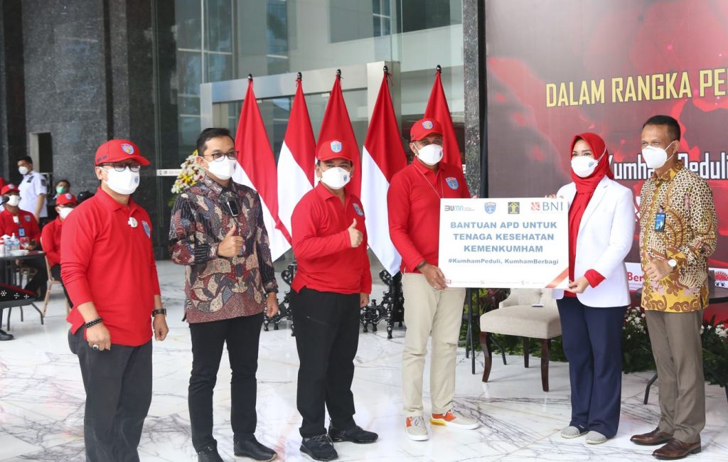 1.000 Bingkisan Diserahkan untuk Pasien Wisma Atlet dalam Giat “Kumham Peduli, Kumham Berbagi dan Empati Kumham”   