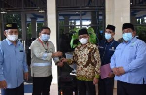 Wakil Bupati Lahat terima secara langsung bantuan mobil oprasional pemeliharaan masjid dari PT Primanaya Group