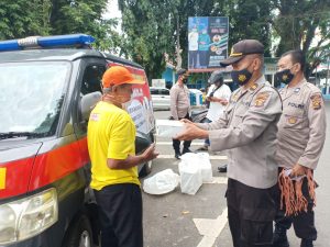 Polres Lahat Bagikan 100 Nasi Kotak Kewarga di Hari Jumat Berkah