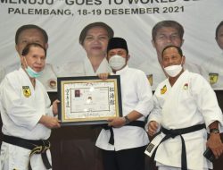 Herman Deru Dianugerahi Sabuk Hitam Kehormatan DAN 6