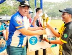 Cik Ujang, SH Bupati Lahat Serahkan Trophy Cahaya Open Archery Championship 2022