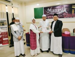 Wow, Smarts Umrah berikan Penghargaan dan Hadiah Umrah kepada Ustadz Reno di Asrama Haji Sumsel