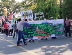 Aliansi Masyarakat Peduli Pemilu Bersih (AMP2B) unjuk Rasa di depan Gedung DPRD Lahat