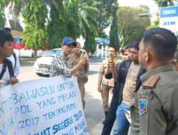 Unras Relawan Demokrasi Indonesia Tuntut Banwaslu & Pemkab Lahat Tertipkan Baleho calon Bupati Lahat Tahun 2024-2029.