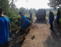 Beri Kenyamanan Warga Pemdes Nantal Gotong Royong Bersihkan Desa