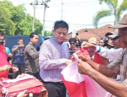 Kaban Kesbangpol OKU Timur dampingi Bupati Lanosin bagikan bendera merah putih, ajak warga ikut semarakan HUT RI
