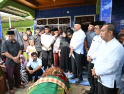 H.Cik Ujang Layat Kerumah Duka Almarhum Irfantri Anggara Saputra