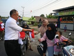 Menyambut HUT RI ke 78 Tahun Bupati Lahat Bagikan Bendera Merah Putih