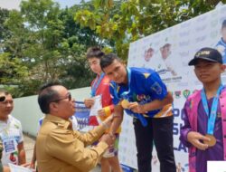 Bupati Lahat Kalungkan Mendali Emas Dicabor Renang