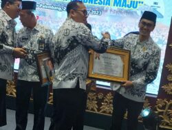 peduli Akan Kemajuan Dunia Pendidikan H.Cik Ujang Bupati Lahat Raih Penghargaan Dari PGRI