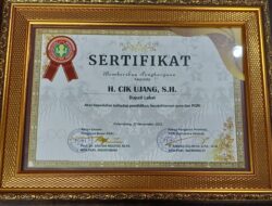 Kembali Bupati Lahat H.Cik Ujang Raih Penghargaan Kini Dari Dunia Pendidikan (PGRI)    LAHAT – Bupati Lahat H.Cik Ujang Raih Penghargaan Atas Kepedulian Pendidikan,Kesejahtraan Guru Dan PGRI Dari Persatuan Guru Republik Indonesia (PGRI) Karena Perhatian Yang Lebih Terhadap Dunia Pendidikan Di Kabupaten Lahat.Senin (27/11/23)  Bupati Lahat H.Cik Ujang Yang Di Wakili Ketua Persatuan Guru Republik Indonesia (PGRI) Kabupaten Lahat Dr.Hasperi Susanto.S.pd.MM Menerima secara Langsung Penghargaan Katagori Bupati Yang Peduli Pendidikan,kesejahtraan guru dan PGRI Dari Ketua Persatuan Guru Republik Indonesia (PGRI) Sumatera Selatan H.Ahmad Zulinto.Spd.M.M.   Saat Dikomfirmasi Awak Media Ketua Persatuan Guru Republik Indonesia (PGRI) Dr.Hasperi Susanto.Spd.M.M Mengatakan Alhamdulilah Bupati Lahat H.Cik Ujang Meraih Penghargaan Dari PGRI Sebagai Bupati Yang Peduli Dunia Pendidikan,Kesejahteraan guru dan PGRI Dari Persatuan Guru Republik Indonesia (PGRI) Tentu Ini Menjadi Kebanggan Bagi Dunia Pendidikan Di Kabupaten Lahat,Selama Kepemimpinan Bupati Dan Wakil Bupati Lahat Kurang Lebih Hampir 5 Tahun Sudah Banyak Perogram-Program yang Strategis untuk Kemajuan Dunia Pendidikan Di Kabupaten Lahat,” Ujar Hasperi  “Program-program Pendidikan Yang Telah Di Lakukan Bupati Dan Wakil Bupati Lahat Adalah Sekolah Geratis,Baju Seragam Siswa Geratis,Insentif Guru Honor,Pengangkatan Guru PPPK 2021: 643+2022: 894+2023:559=2.096 Dan Pembangunan Fisik Sekolah Sudah 80% Merata.Program ini Sangat  Membantu Masyarakat Kabupaten Lahat, Program Pendidikan Sebagai Salah Satu Cara Dalam Meningkatkan Kualitas SDM.”Ungkap Hasperi  ” Capaian ini Patut kita Apresiasi Berkat Kerja keras Dan kolaborasi Suluruh Pihak yang ada,Sehingga akan menjadikan penghargaan tersebut sebagai motivasi untuk terus meningkatkan Kualitas pendidikan Di kabupaten Lahat Lebih baik dan maju Lagi Serta Kami Pengurus PGRI Kabupaten Lahat Mengucapkan Banyak Terimah Kasih Kepada Pemerintah Kabupaten Lahat Khusus nya Bupati Dan Wakil Bupati Lahat Yang Peduli akan Kemajuan Dunia Pendidikan Di Kabupaten Lahat.”Tutup Hasperi  Penghargaan Tersebut Diberikan Pada puncak peringatan Hari Ulang Tahun (HUT) Ke 78 Pengurus Besar Persatuan Guru Republik Indonesia (PGRI) Dan Hari Guru Nasional Tahun 2023.Yang Dilaksanakan Di The Covention Center Sumatera Selatan.