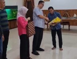 Sambut Tahun Baru 2024 Pj Bupati Lahat Berikan 50 Paket Sembako Ke Pegawai RT Non ASN Dan Pol PP Rumah Dinas Bupati Lahat