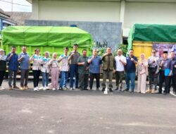 Pj Bupati Lahat Terima Secara Langsung Bantuan Korban Banjir Dari PT Priamanaya & PT MIP