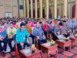 M.Farid.S.STP.M.Si Pj Bupati Lahat Hadiri Rakornas Dukcapil Di Hotel Harmoni One Convention Batam    LAHAT.ST. – Pj Bupati Lahat Muhammad Farid, S.STP, M.Si menghadiri Rapat Koordinasi Nasional (Rakornas) Tahun 2014 Dinas Kependudukan dan Pencatatan Sipil (Disdukcapil), kegiatan rakornas yang mengusung tema “Peran IKD Mendukung Percepatan Transformasi Digital Untuk Pelayanan Publik” dipusatkan di Hotel Harmoni One Convention Batam, Selasa (27/03/24).  Rakornas yang dibuka langsung oleh Direktorat Jenderal Kependudukan dan Pencatatan Sipil Kementerian Dalam Negeri diikuti  Dinas Dukcapil provinsi dan kabupaten atau kota seluruh Indonesia.  Turut hadir Deputi Bidang Kependudukan dan Ketenagakerjaan KemenPPN/Bappenas, Dirjen Perimbangan Keuangan Kementerian Keuangan, Dirjen Keuangan Daerah Kementerian Dalam Negeri, Deputi Bidang Keamanan Siber dan Sandi Pemerintahan dan Pembangunan Manusia BSSN, pejabat Bank Dunia, para pejabat Eselon I dan II di lingkungan Kementerian Dalam Negeri.  Pj Bupati Lahat mengaku menyambut baik adanya peluncuran sistem Dukcapil Berbasis Digital. Dia berharap,  pola itu nantinya bisa diterapkan di Kabupaten Lahat.  Meskipun diakuinya, penerapan sistem baru  merupakan tantangan besar dalam upaya meningkatkan pelayanan sebagai konsekuensi logis dinamika tuntutan masyarakat dan menjaga sistem administrasi kependudukan.   “Rakornas antara lain bertujuan mendorong peran Identitas Kependudukan Digital (IKD) dalam mendukung percepatan transformasi digital untuk pelayanan publik. Selain itu, meningkatkan kualitas layanan administrasi kependudukan di seluruh Indonesia,” jelasnya
