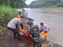 Warga Temukan Mayat Tidak Dikenal Membusuk Di pinggir Sungai Lematang
