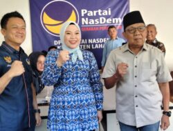 Hj.Lidyawati Bersama H.Haryanto Mengambilkan Formulir Pendaftaran Bacabup Dan Bacawabup Di Kantor DPD Partai Nasdem