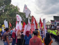 Massa Lintas Parpol Demo Diduga Kinerja Bawaslu dan KPU Tidak Independen