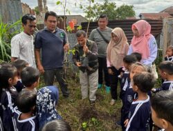 Peduli Lingkungan LSM Lestari Ajak Menanam Pohon Puluhan Pelajar Taman Kanak-Kanak Indria Lahat