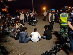 Polres Lahat amankan  gerombolan massa yang berkumpul  diindikasi akan melakukan aksi pelemparan bom molotov ke gedung DPRD Kabupaten Lahat