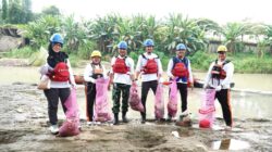 PTBA Gelar Susur Sungai, Angkut 1,56 Ton Sampah dari Sungai Enim