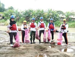 PTBA Gelar Susur Sungai, Angkut 1,56 Ton Sampah dari Sungai Enim