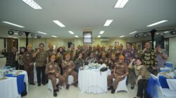 Semarak HUT ke-81 RI, PTBA Bersama MIND ID Group Berikan Apresiasi dan Bantuan Paket Sembako untuk LVRI